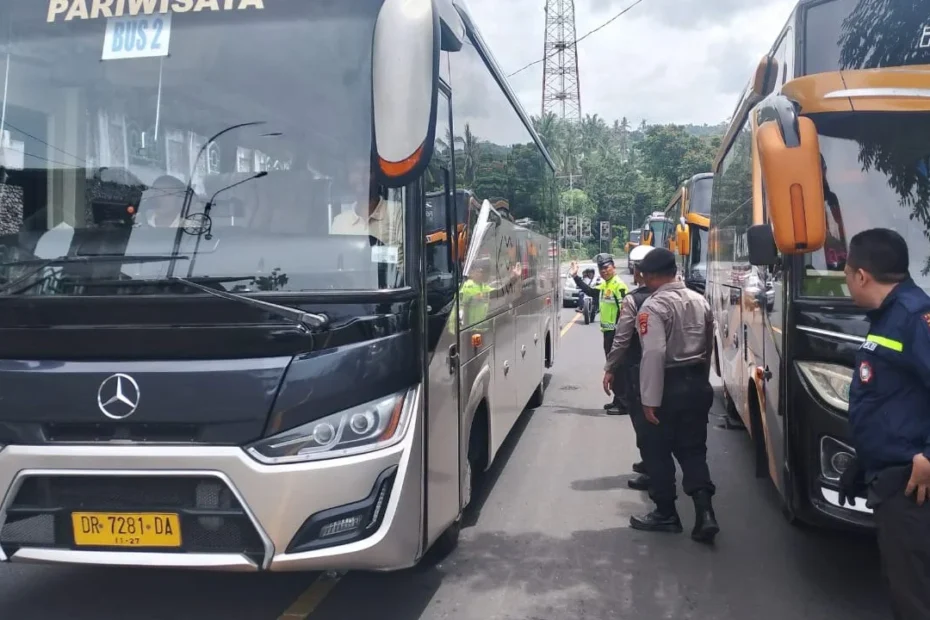 Arus Lalu Lintas Makam Batulayar Padat, Polisi Siaga di Lokasi