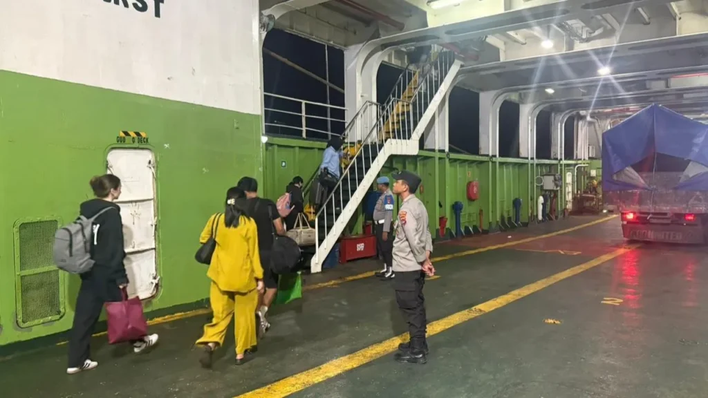 Polsek Kawasan Pelabuhan Lembar Jamin Keamanan Penumpang Kapal