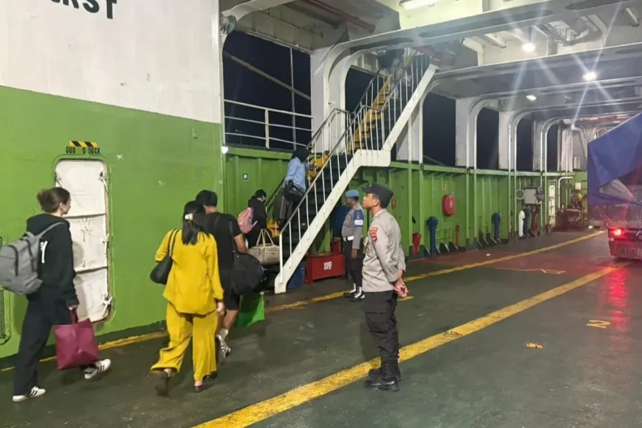 Polsek Kawasan Pelabuhan Lembar Jamin Keamanan Penumpang Kapal