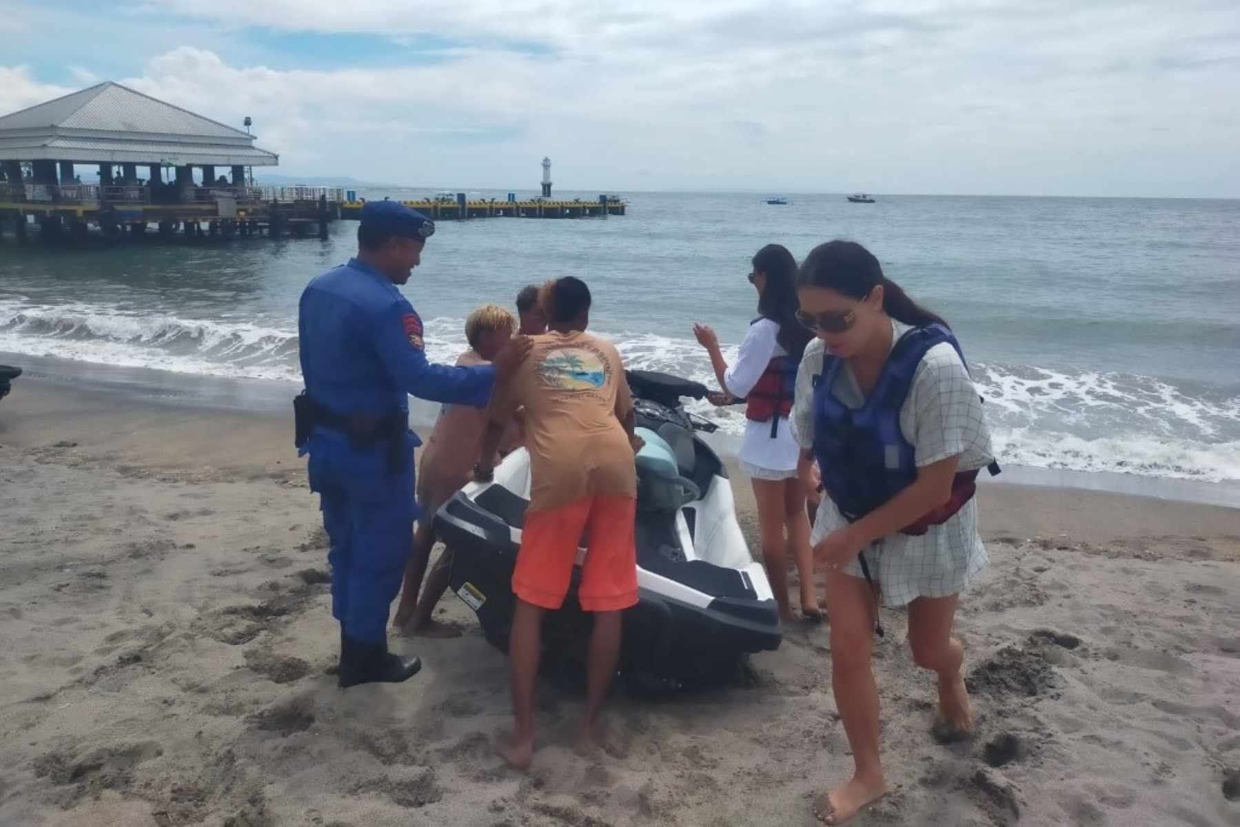 Waspada Cuaca Ekstrem, Sat Polairud Polres Lombok Barat Perketat Pengawasan di Pantai Senggigi